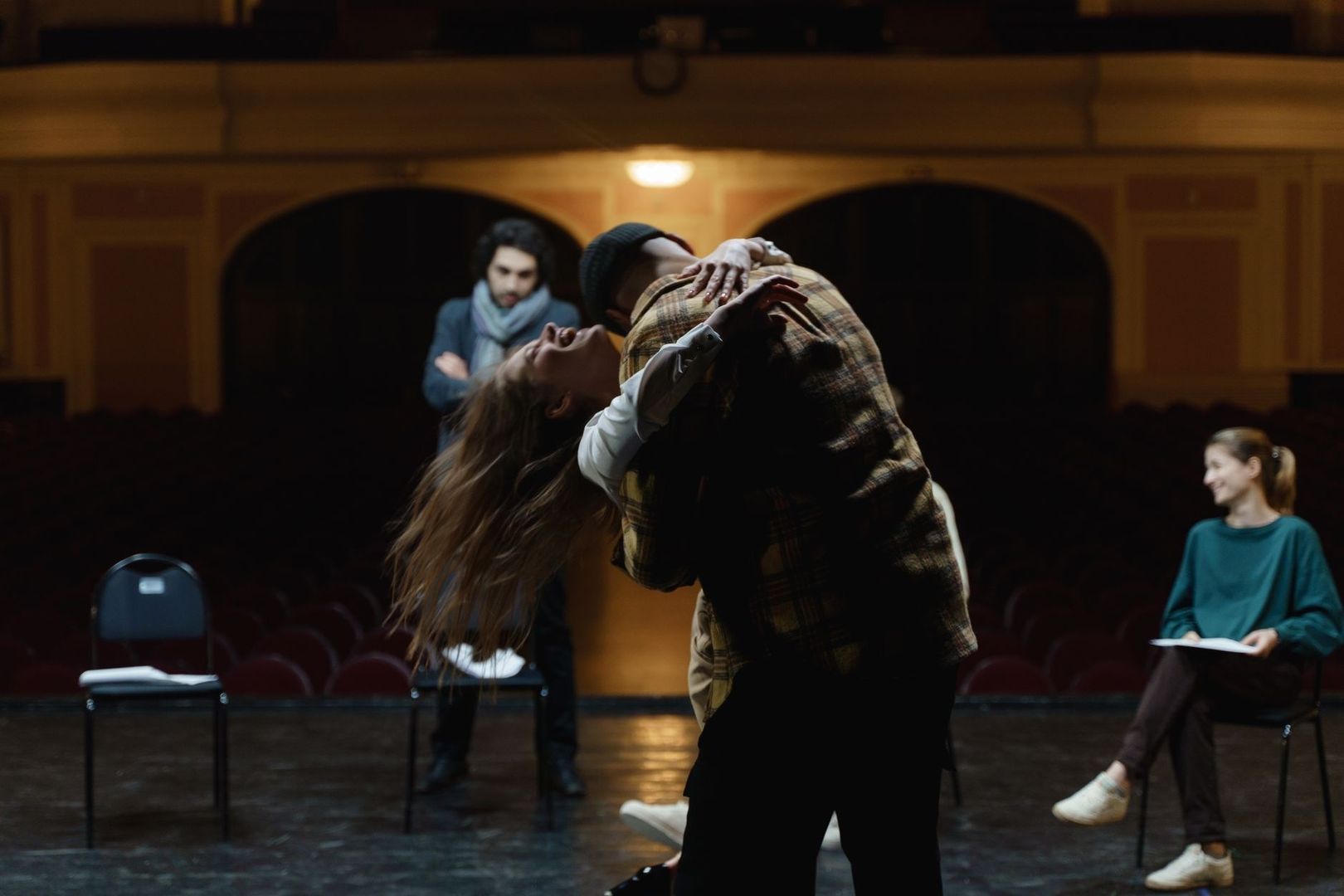 Acteurs spelen een geladen scène tijdens een repetitie in een theaterzaal